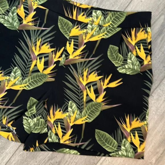 Carolina Belle Black Floral Summer Short - Picture 4 of 10